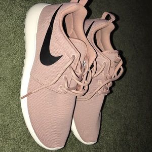 Nike roshe sneakers